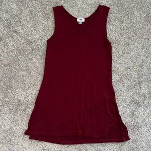 Old Navy XS wine red V-neck split hem sleeveless tank tunic. Stretchy and thin￼